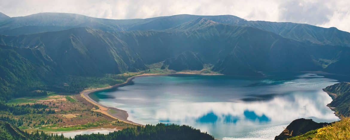 
                Nature grandiose et adresses engagées
                Toute l’âme de São Miguel
            
