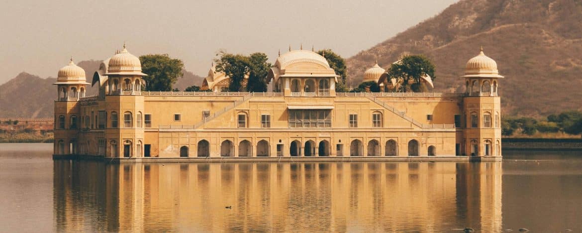 
                De cités sacrées en palais radieux
                Le grand tour du Rajasthan
            
