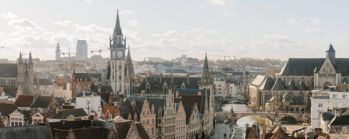 
                Des cités flamandes à la capitale
                La Belgique en première classe
            
