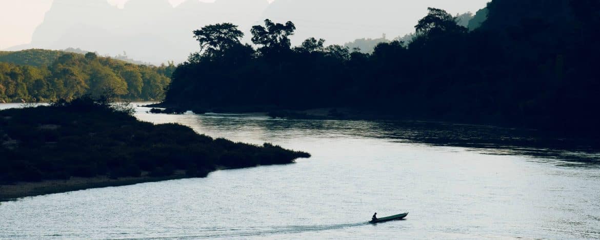 
                En descendant le Mékong
                Le Laos au fil de l'eau
            
