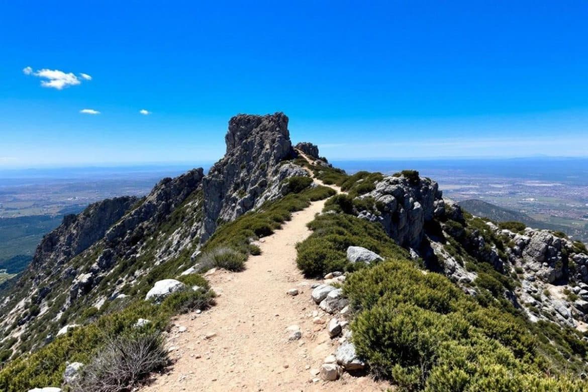 Creusé à flanc de montagne en Provence-Alpes-Côte d’Azur, ce sentier offre l’une des randonnées les plus vertigineuses de France