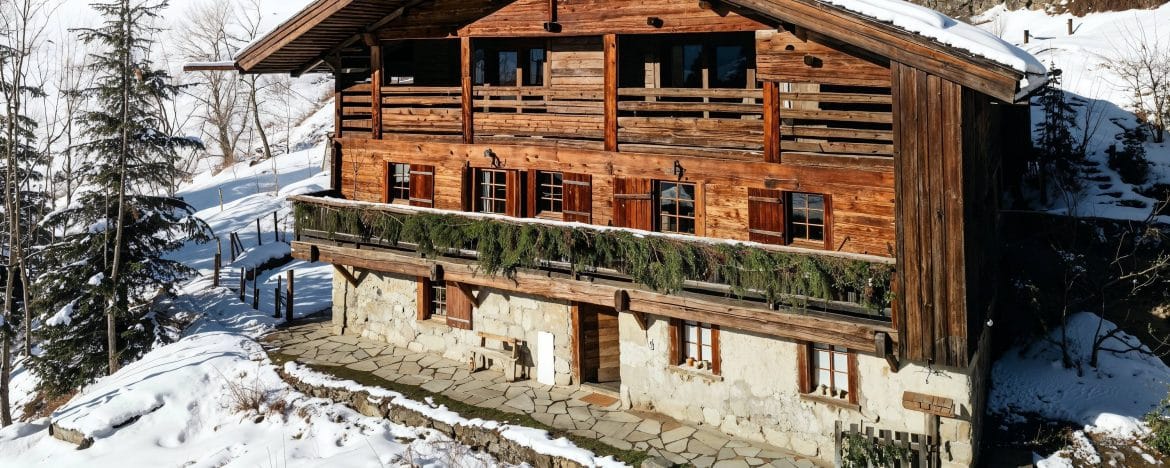 
                Parenthèse enneigée au calme des Alpes
                Chalets d'exception et table étoilée
            
