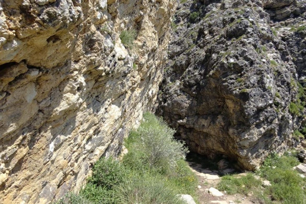 Creusé dans la roche en Nouvelle-Aquitaine, ce chemin spectaculaire n’est pas conseillé aux personnes sujettes au vertige