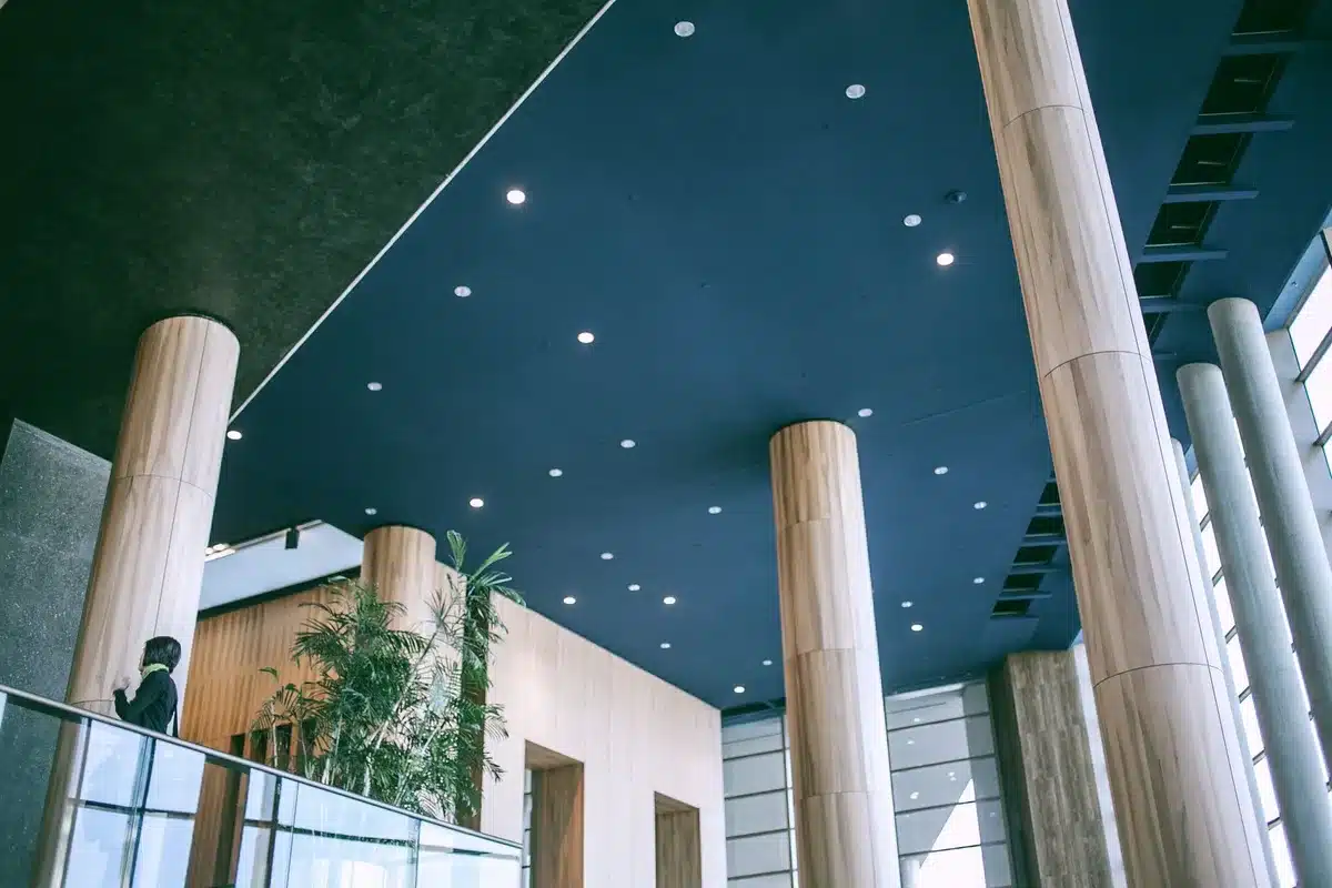 Intérieur de la médiathèque de Sendai avec colonnes organiques et jeux de lumière
