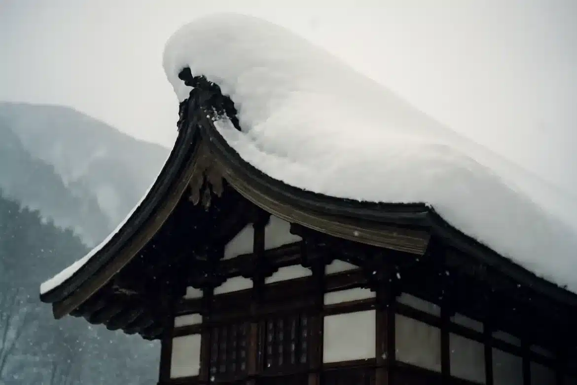 Comment les toits courbés façonnent l'architecture organique du Tohoku?
