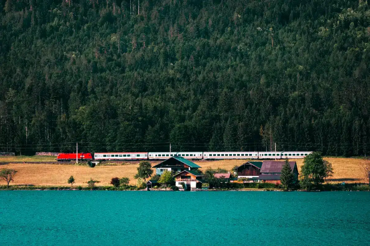 Voyageur regardant le paysage autrichien depuis un train