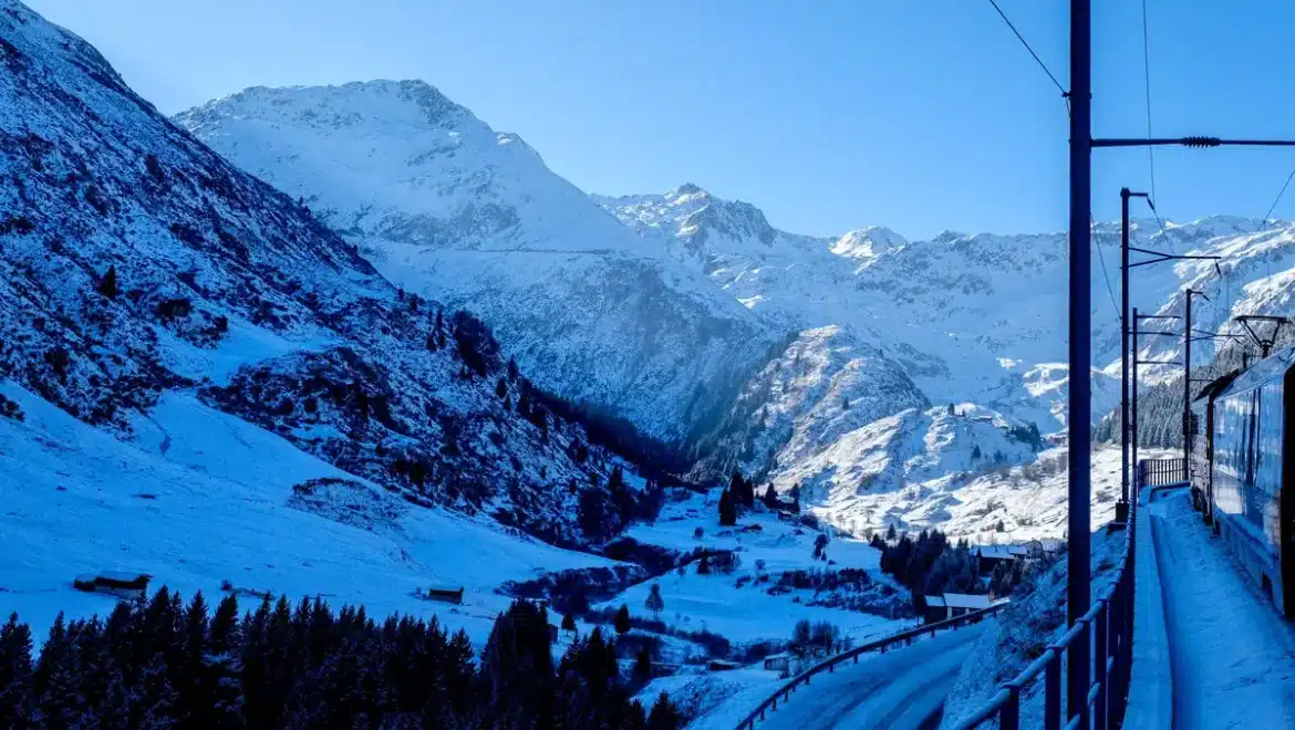 Vue depuis une fenêtre de train sur les Alpes autrichiennes et paysages montagnards