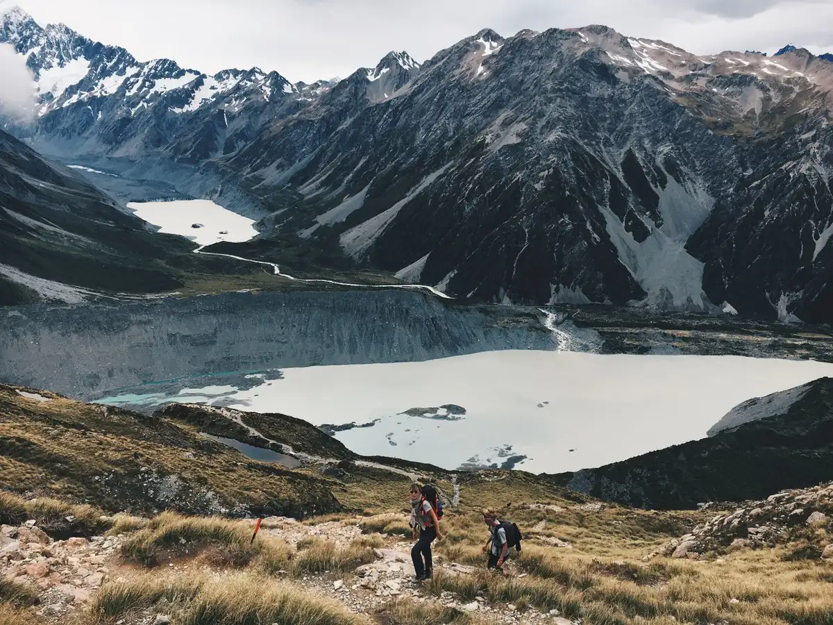 Lac de montagne avec randonneurs et activités d'aventure en Nouvelle-Zélande