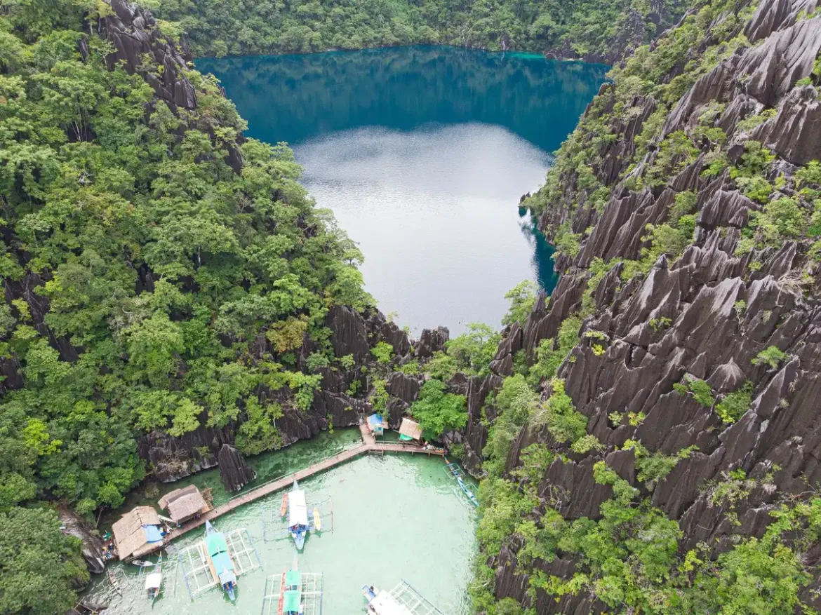Lac turquoise entouré de montagnes enneigées avec lagon tropical en arrière-plan