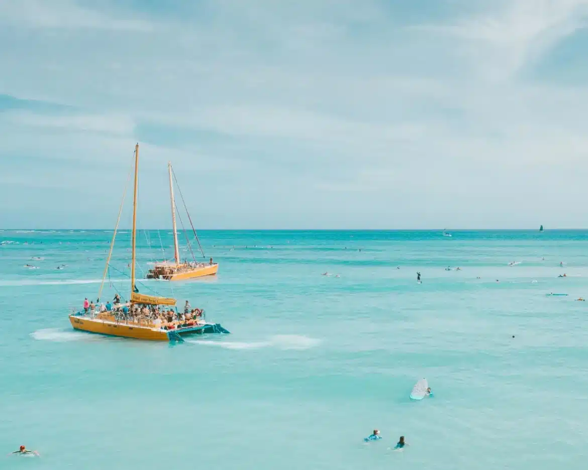 Catamaran de luxe naviguant vers des îles tropicales aux eaux turquoise et plages de sable blanc