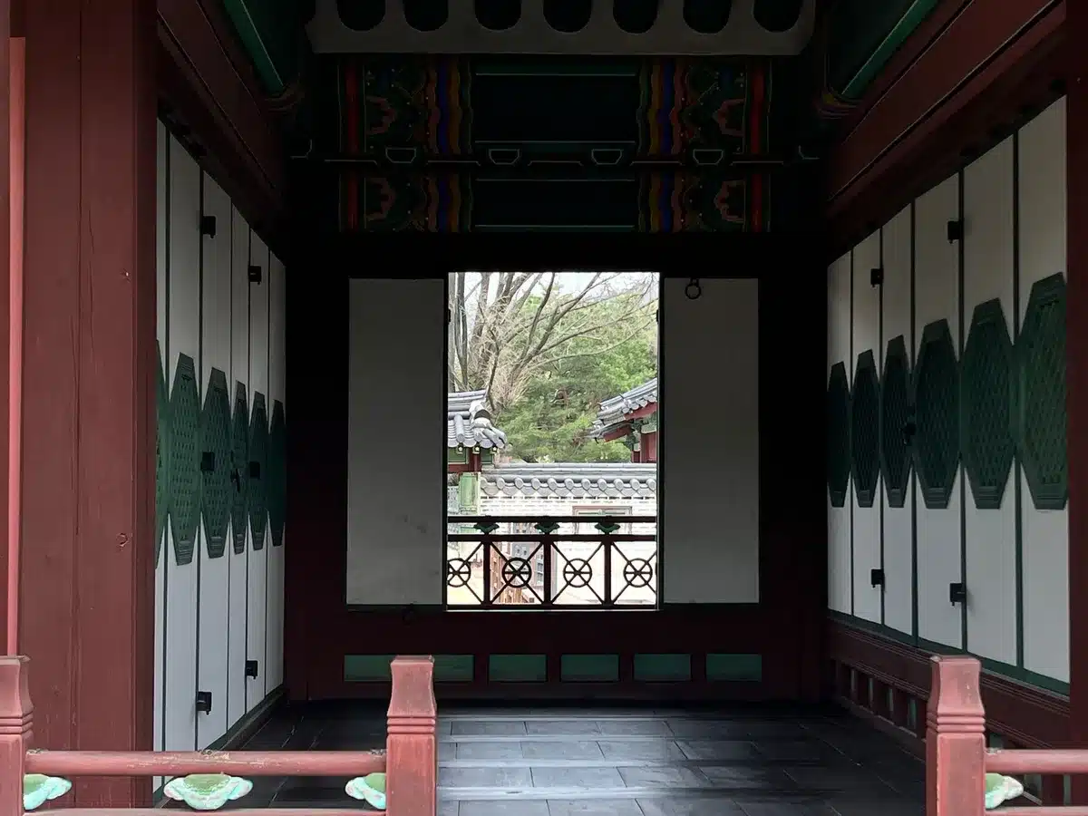 Palais historique aux toits traditionnels coréens dans le quartier de Jongno à Séoul