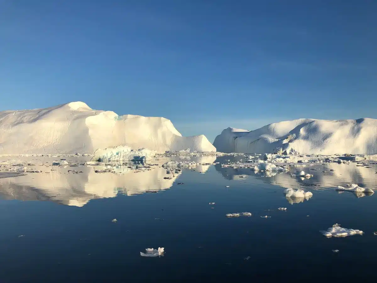 Maisons colorées d'Ilulissat surplombant le fjord arctique