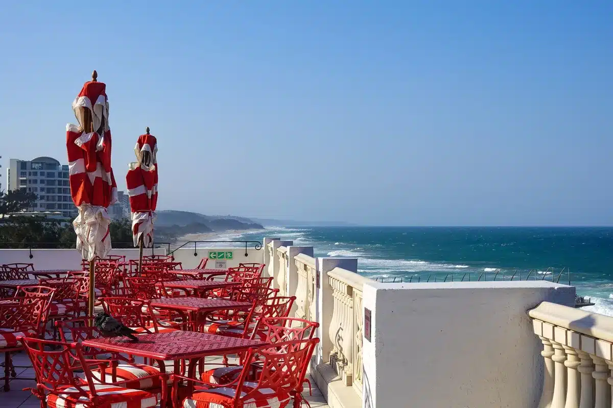 Terrasse d'hôtel de luxe face à la mer avec piscine et vue panoramique sur la baie