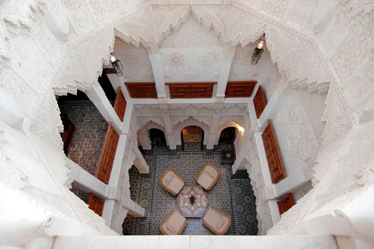 Intérieur confortable d'une maison d'hôtes traditionnelle avec décoration locale et design contemporain