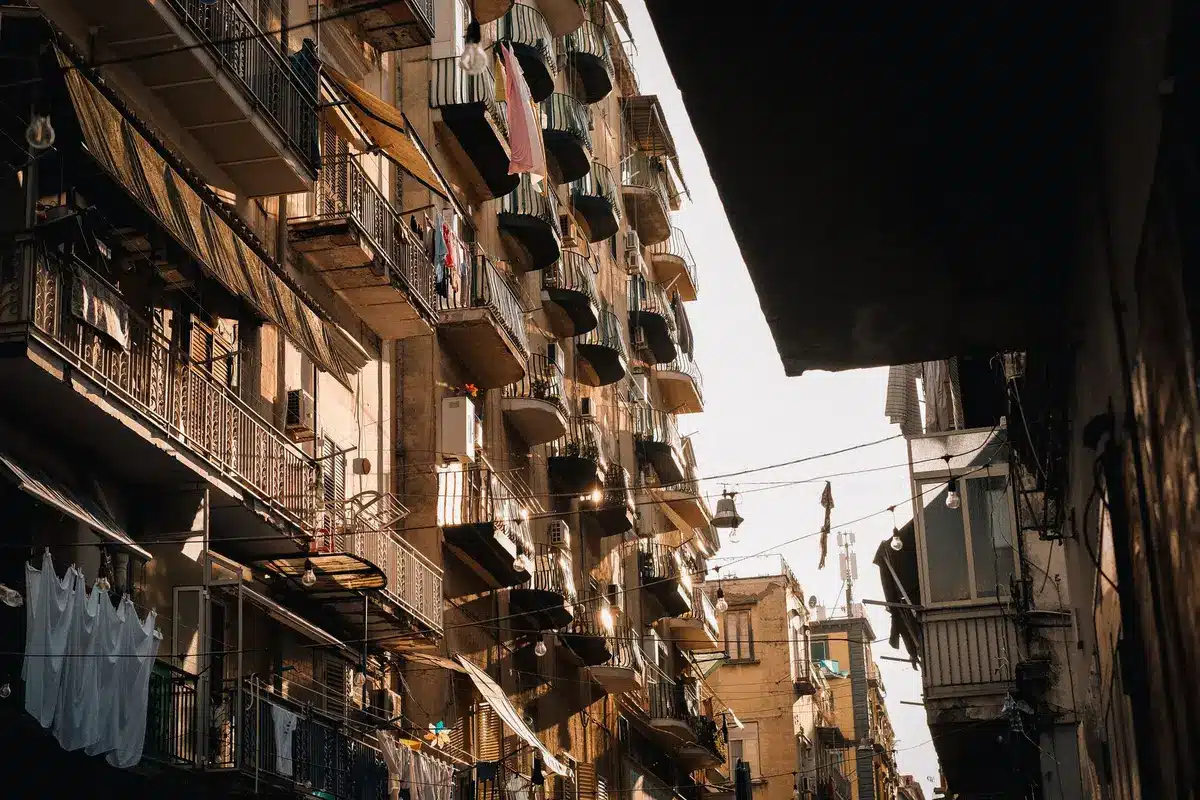 Immeuble résidentiel dense avec nombreuses fenêtres illustrant la crise du logement urbain