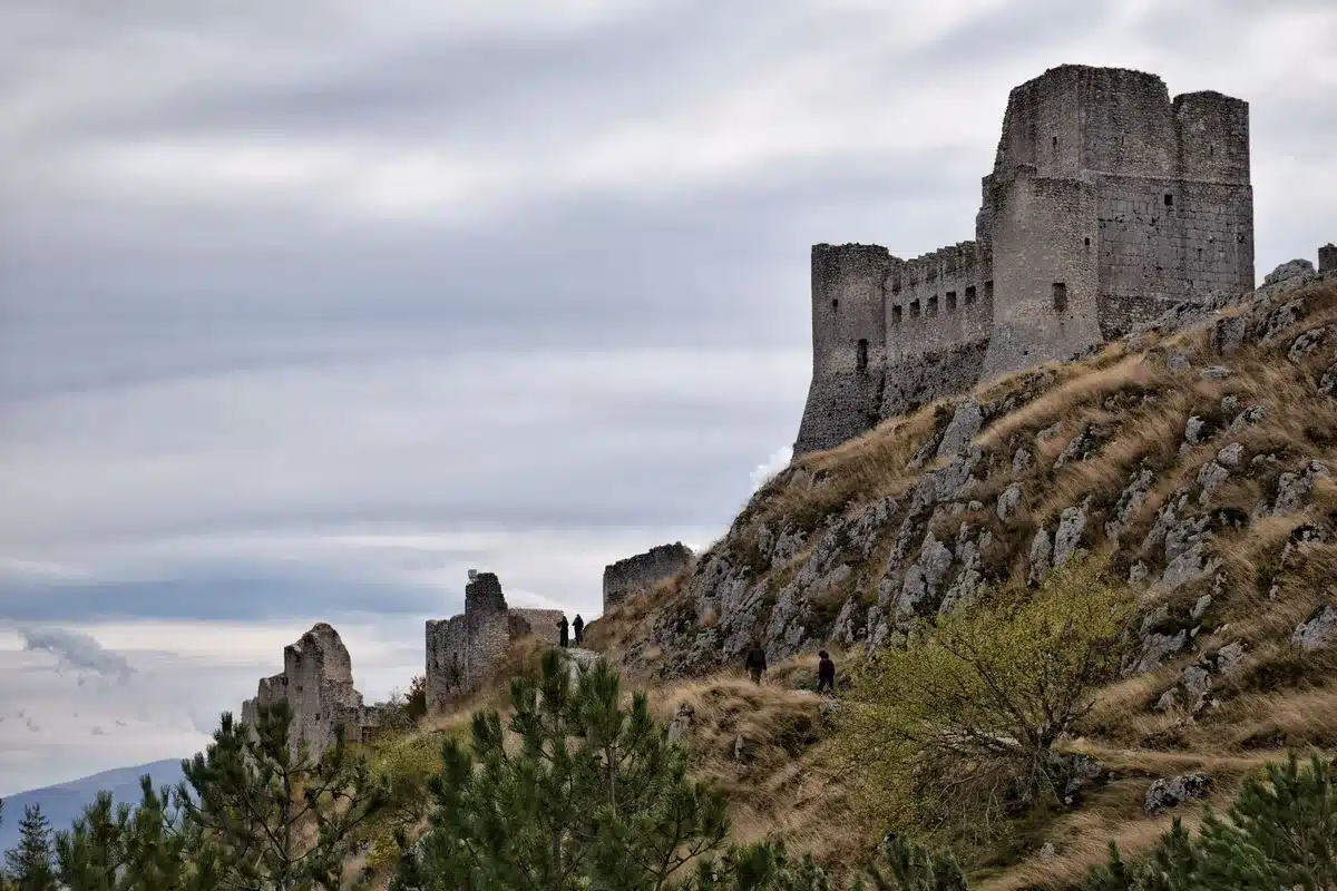Ruines du château médiéval dominant le village de Penne, avec tours et courtines visibles