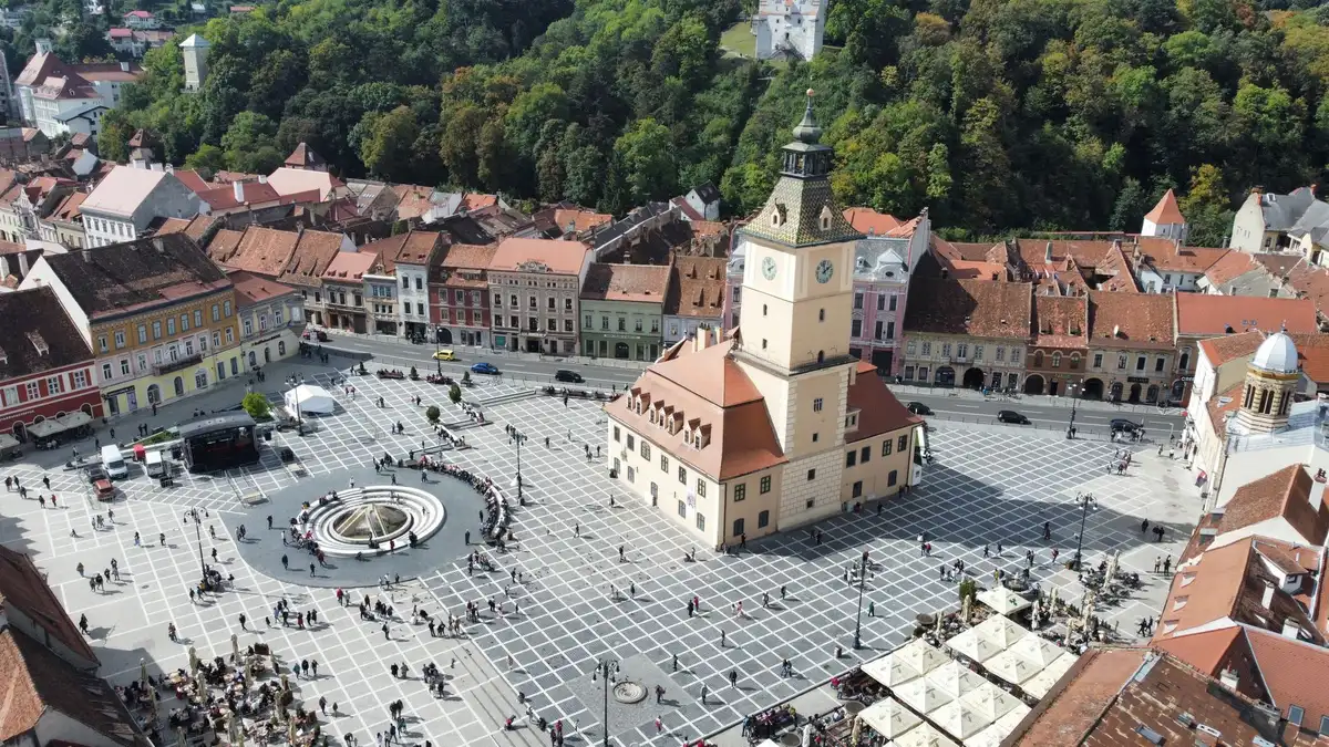 Centre historique préservé d'une petite ville avec architecture médiévale