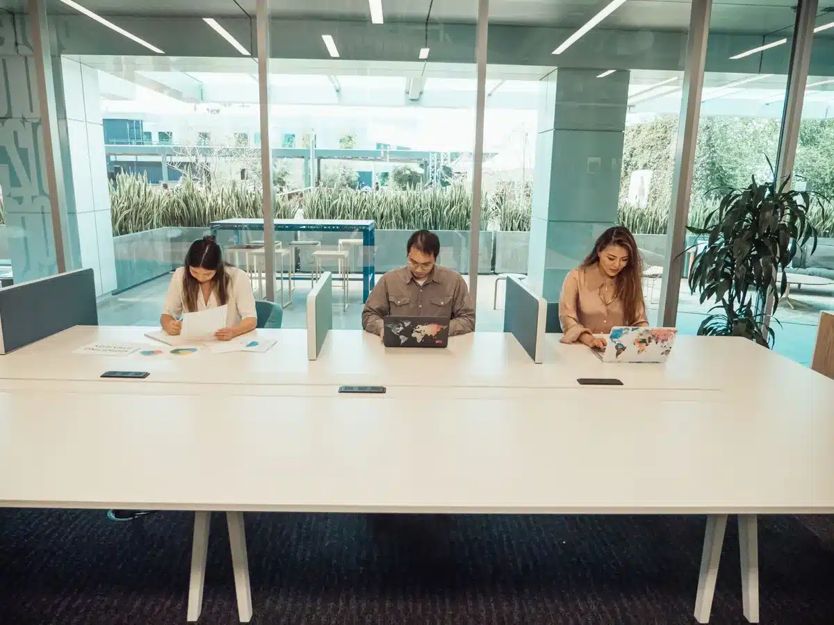 Espace de coworking moderne avec bureaux partagés et équipements professionnels