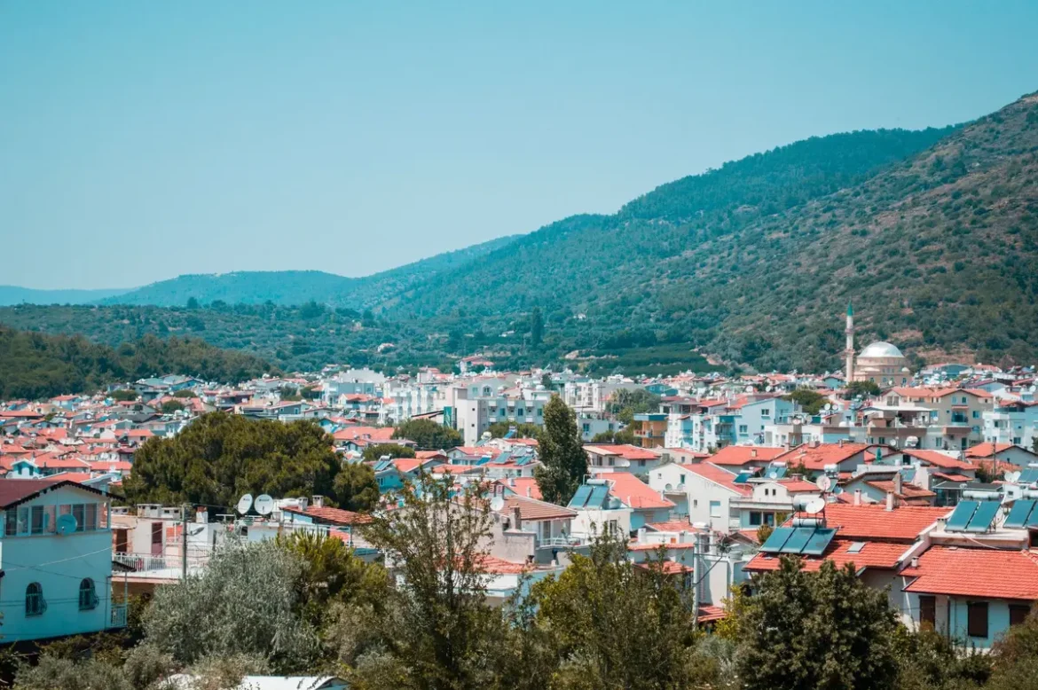 Vue d'une rue résidentielle calme avec maisons et montagnes en arrière-plan