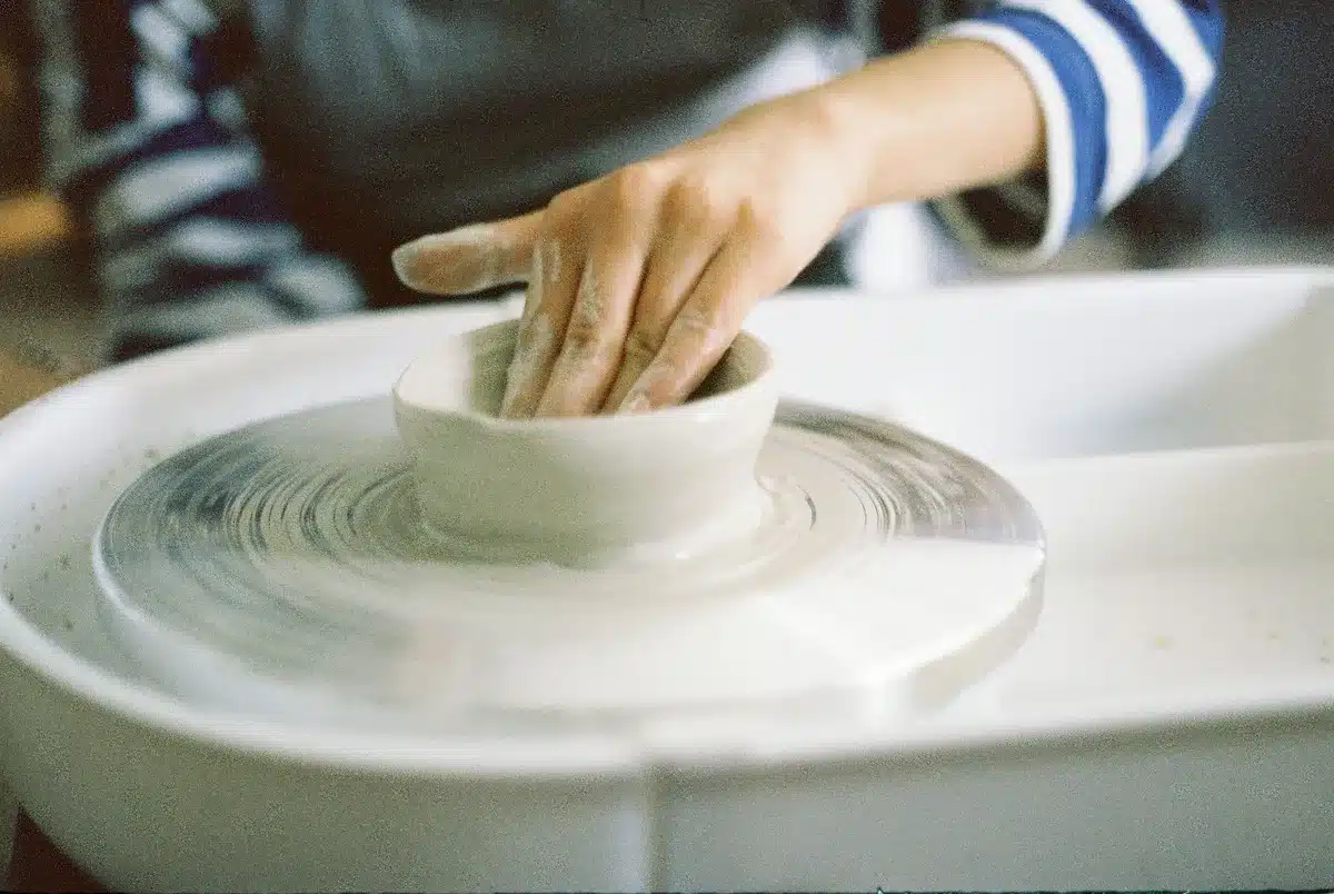 Artisan potier travaillant à son tour dans un atelier traditionnel