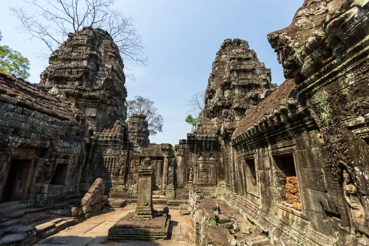 Complexe architectural d'Angkor Wat avec ses tours et galeries en pierre
