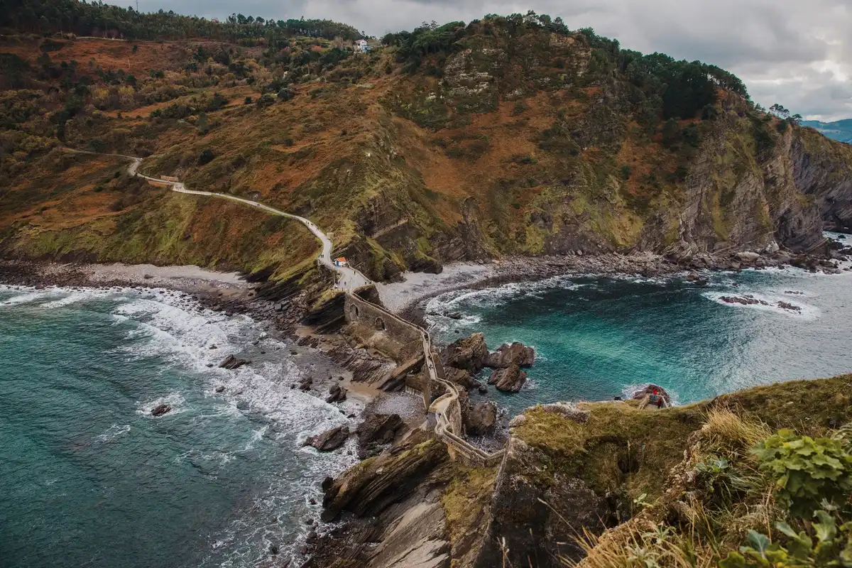Criques secrètes entre falaises à Guéthary, eaux cristallines et paysage côtier préservé