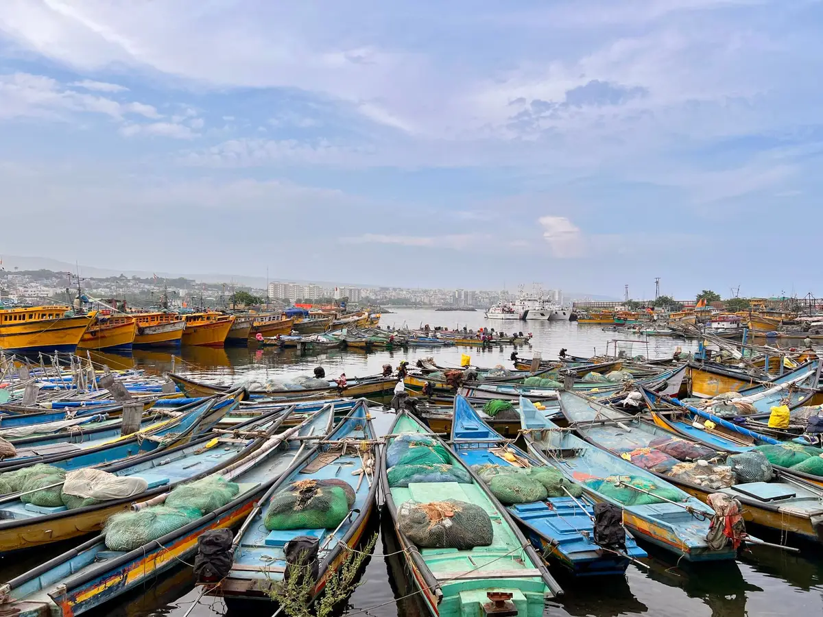 Port de pêche avec chalutiers amarrés et activité maritime matinale au Pouliguen
