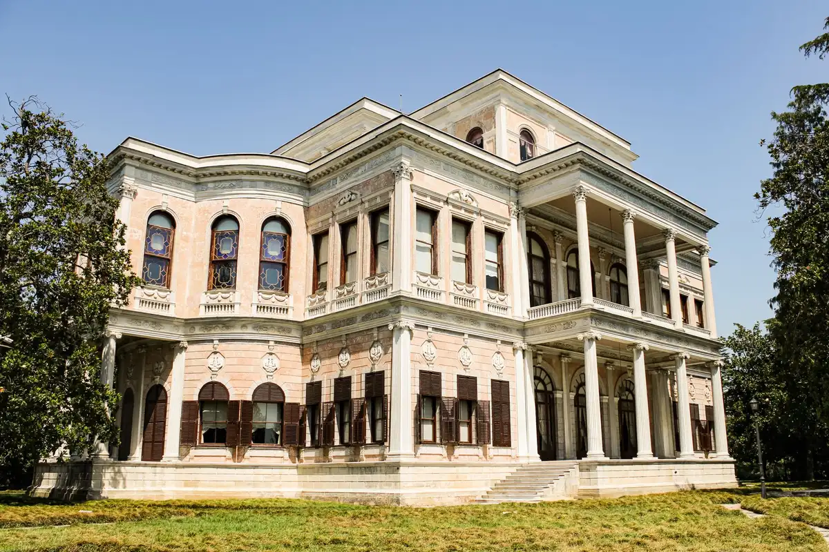 Villas Belle Époque avec façades à colombages et bow-windows le long de la plage