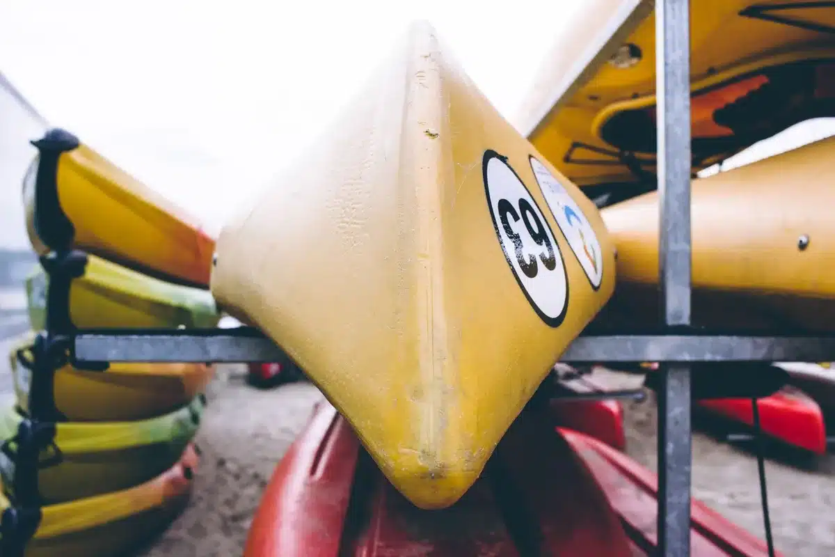 Kayakistes naviguant sur les eaux calmes près de la côte normande