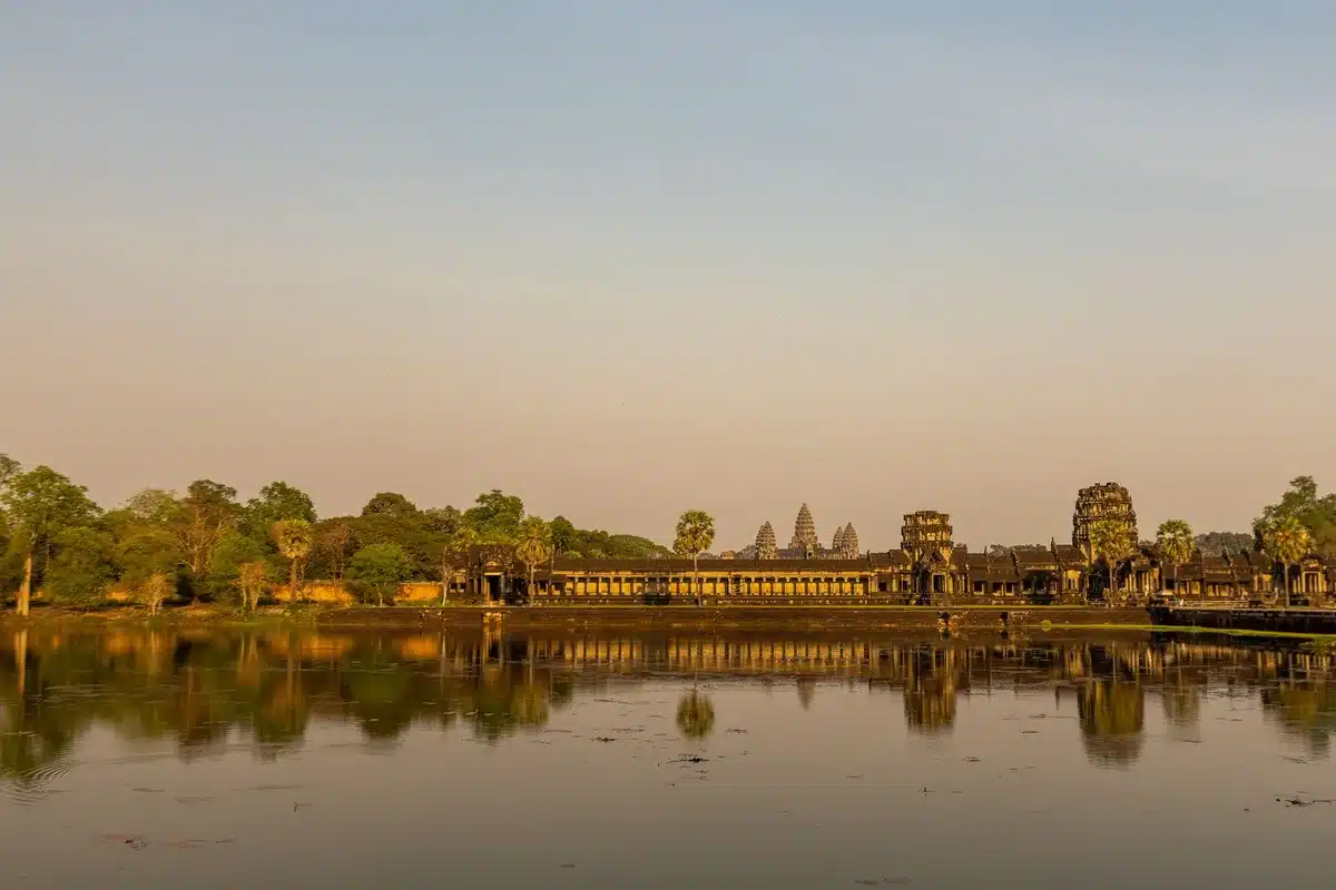 Temples d'Angkor Vat se dressant au-dessus de la jungle cambodgienne au lever du jour