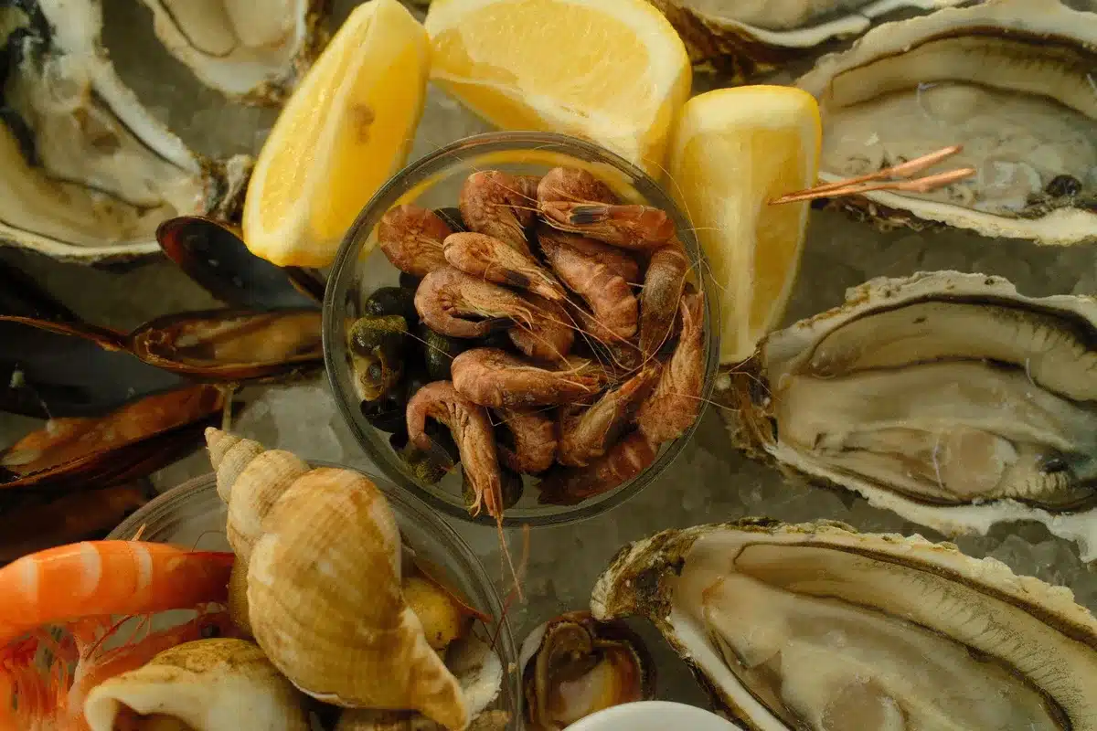 Plateau de fruits de mer avec huîtres, crabes et langoustines fraîchement pêchés