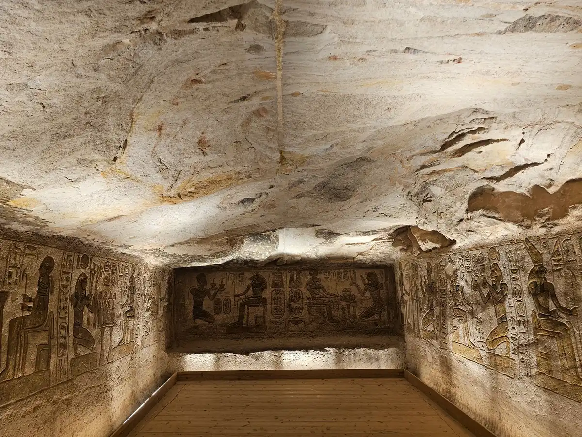 Chambres souterraines taillées dans la roche tendre du tuffeau, avec alcôves et parois creusées par les habitants médiév
