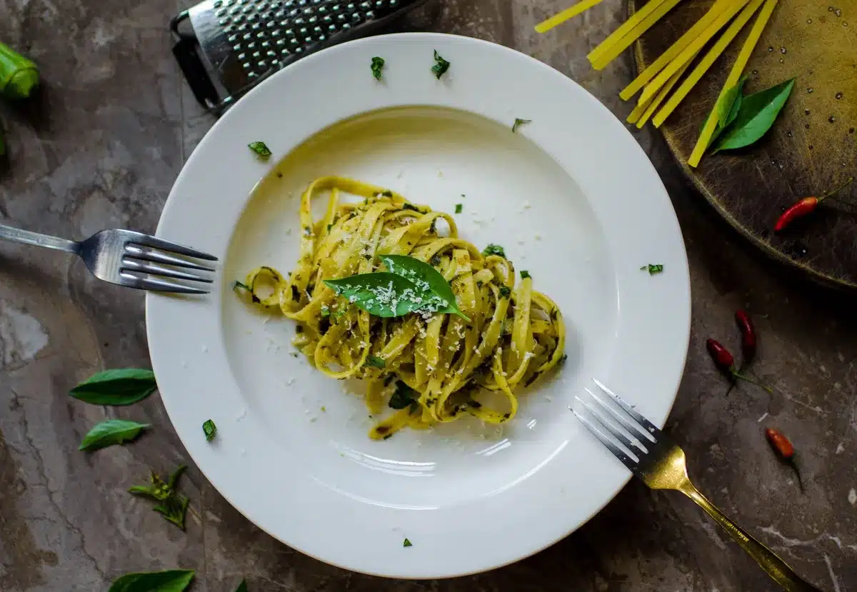Assiette de trofie au pesto frais, focaccia et produits locaux ligures