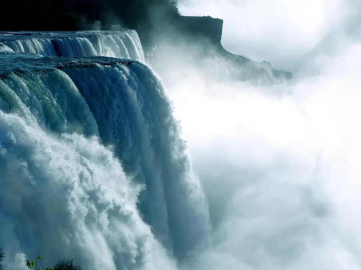Spectacle grandiose des chutes Victoria avec brouillard et cascade puissante