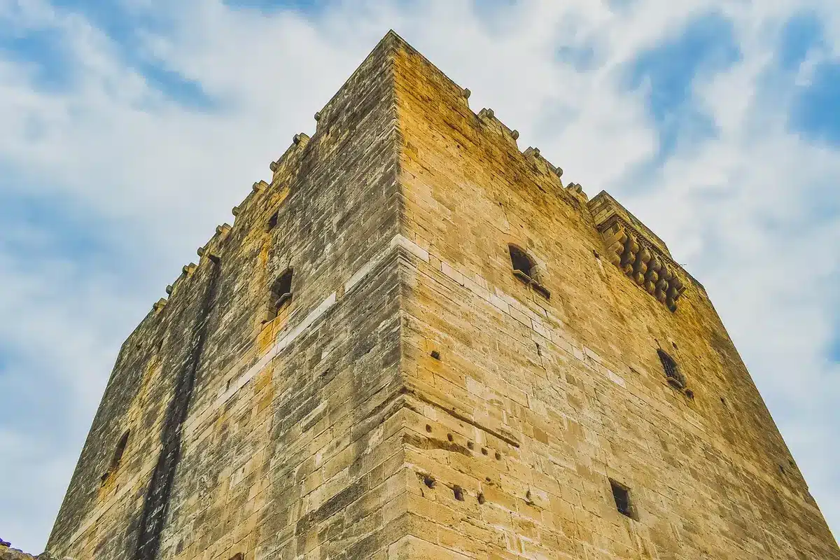 Détails d'une citadelle médiévale dominant une baie