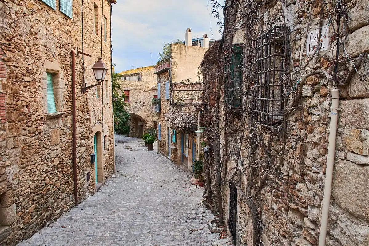 Ruelle pavée du quartier médiéval avec maisons basques colorées