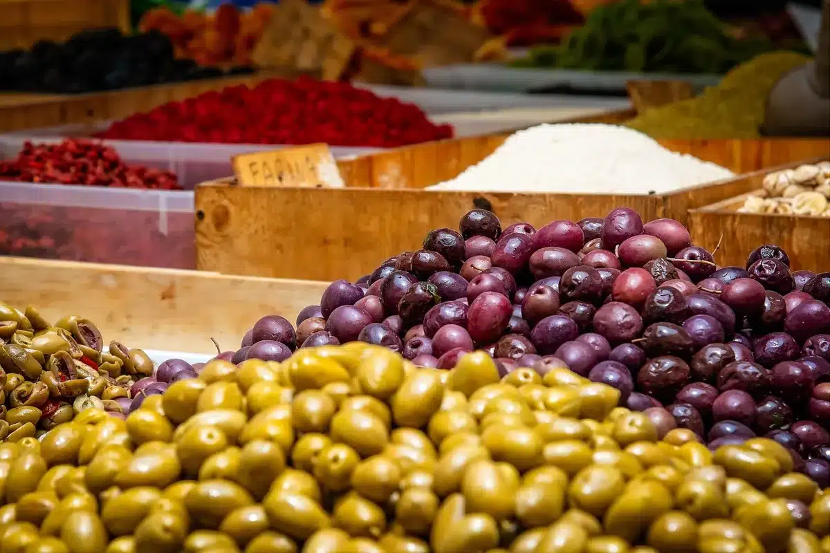 Étal de marché avec poisson frais et produits locaux basques