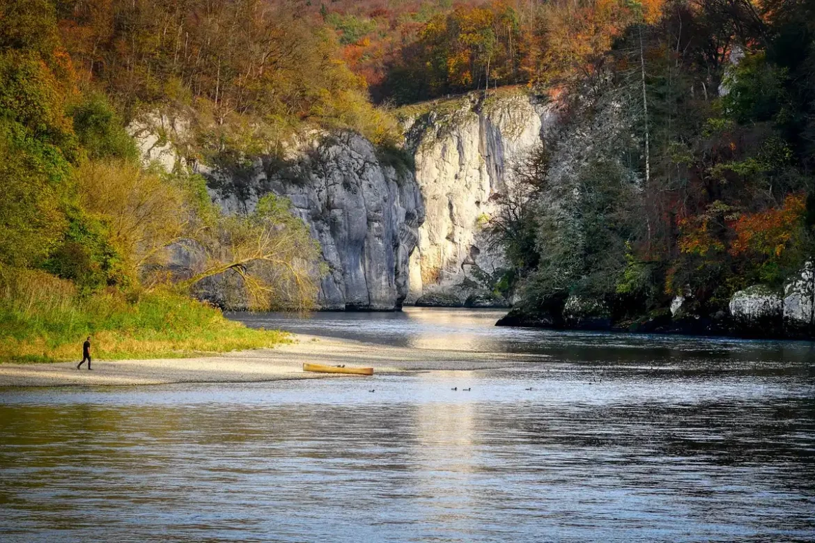 Maisons anciennes suspendues au-dessus d'une rivière entre falaises rocheuses