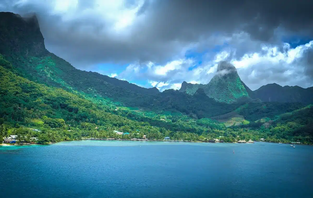 Lagune turquoise et plage isolée illustrant des îlots secrets