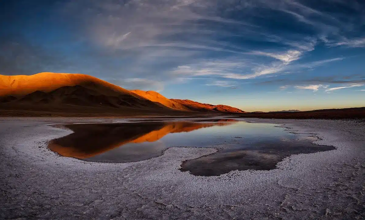 Salar d'Uyuni transformé en miroir géant pendant la saison des pluies