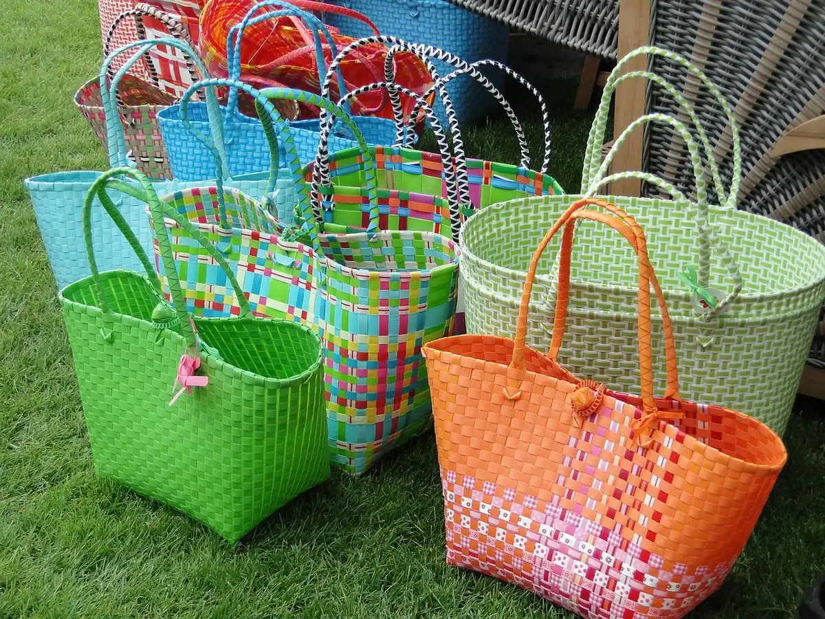 Marché animé de Nairobi avec étals colorés et passants