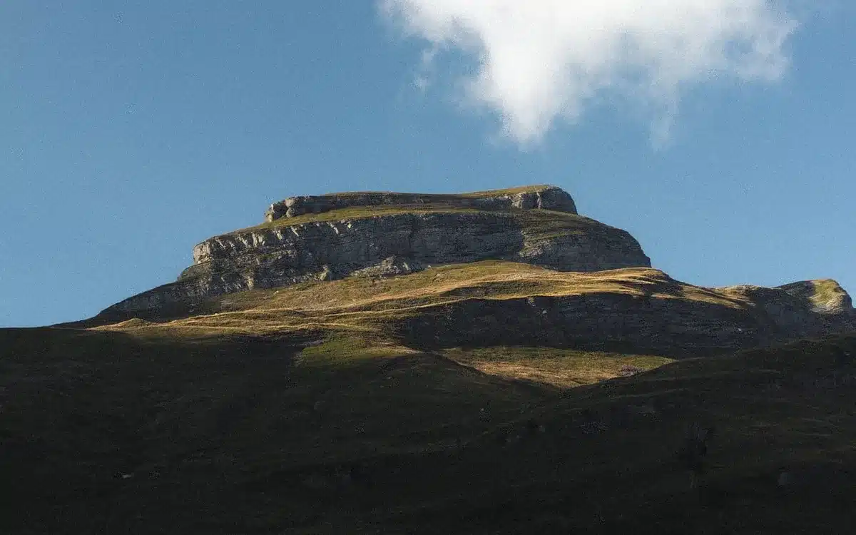 Randonneurs sur un plateau offrant une vue panoramique sur la vallée du Rift