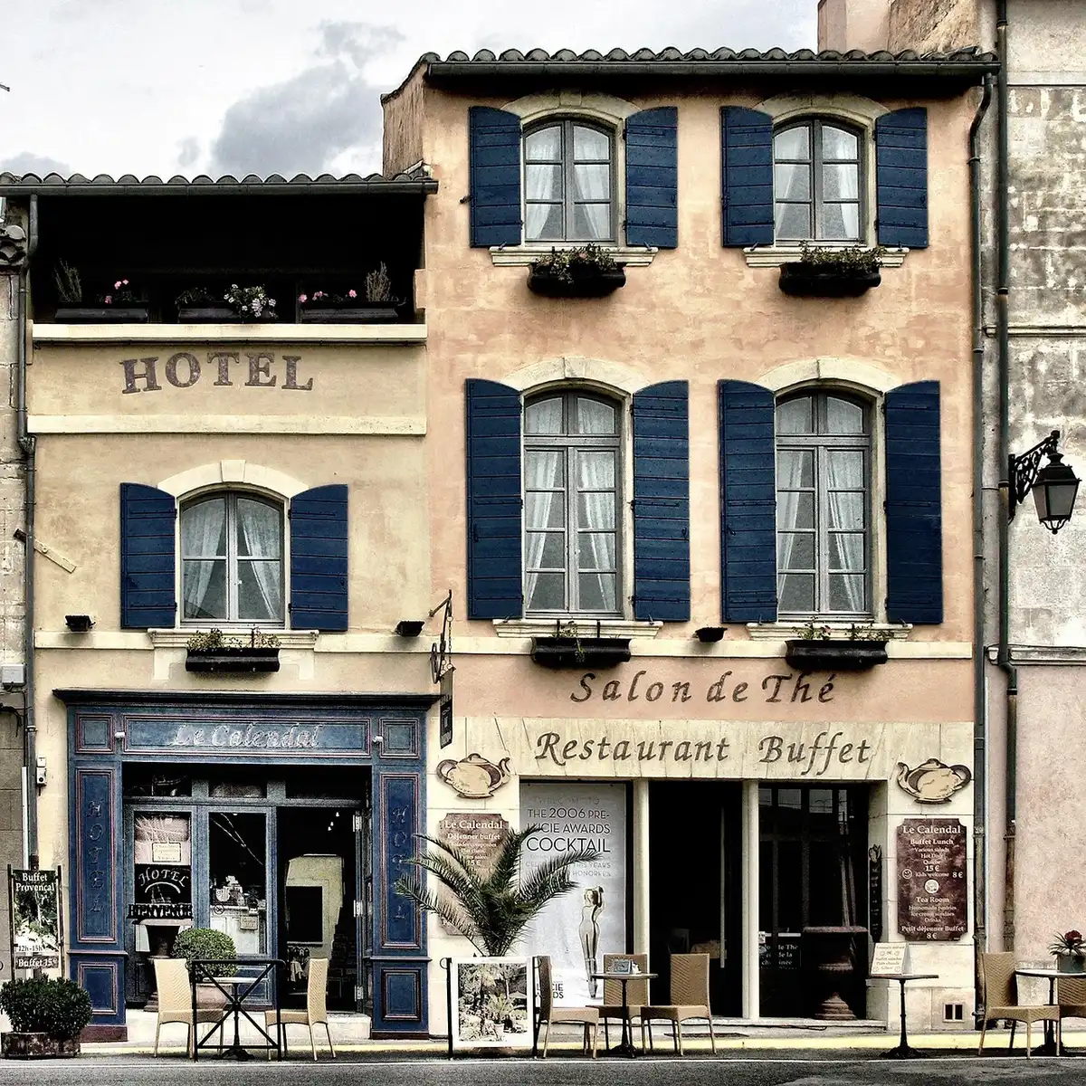 Rue calme de Guéthary avec maisons basques rouges et blanches