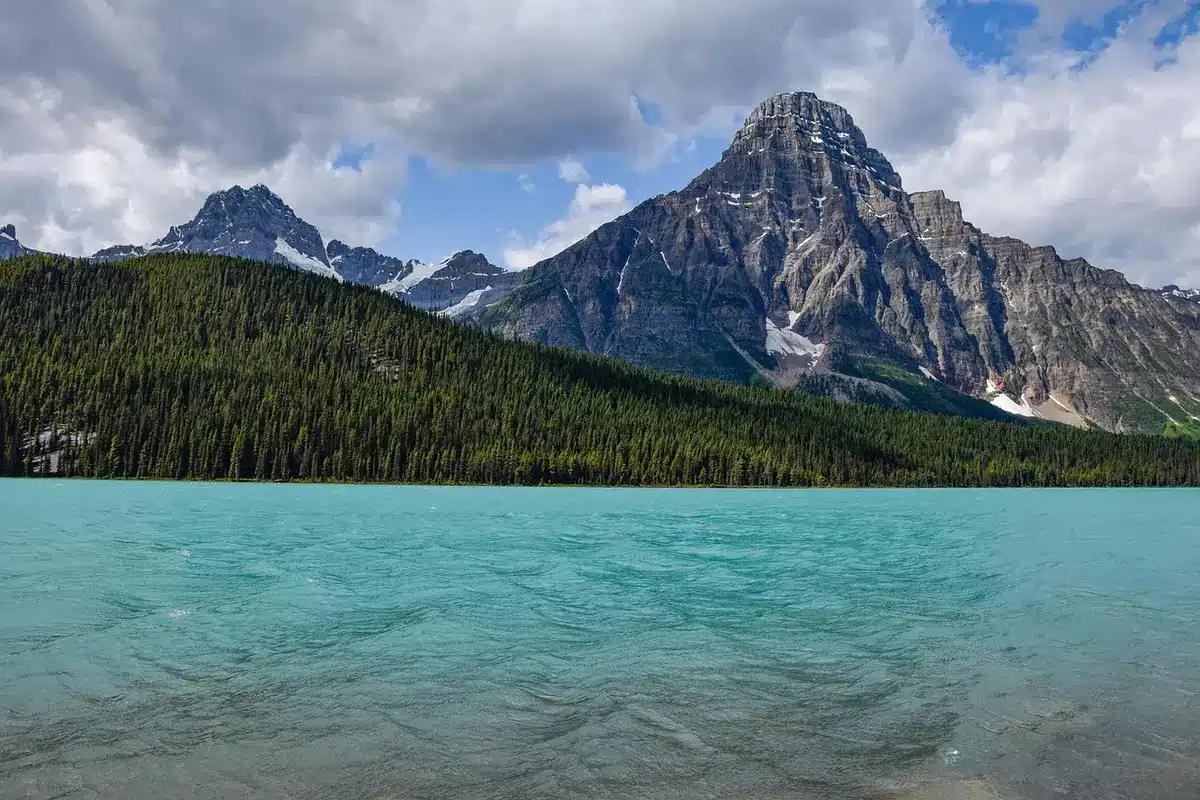 Lac aux teintes surnaturelles du parc national de Banff entouré de pics rocheux