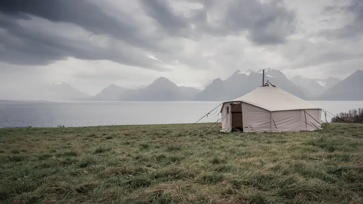 Tente de glamping confortable avec vue sur les montagnes et lacs environnants