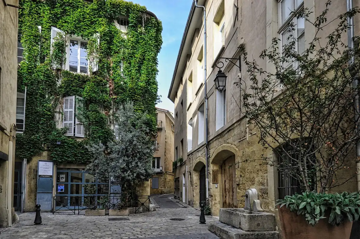 Ruelles pavées et remparts d'un village médiéval provençal