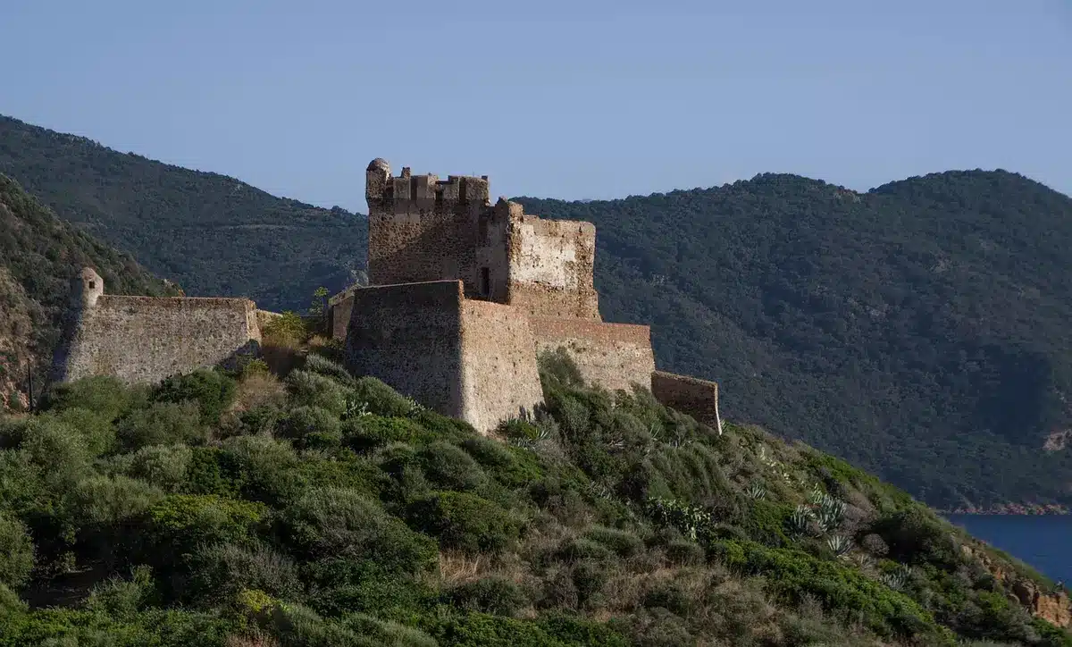 Remparts de fortification côtière avec vue sur l'estuaire et fortifications lointaines