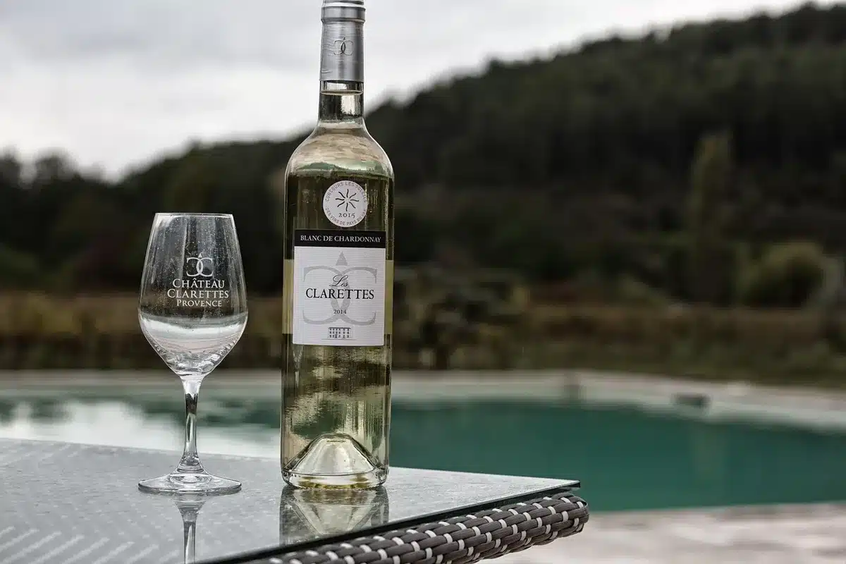 Cave de dégustation intime avec bouteilles et table pour visiteurs