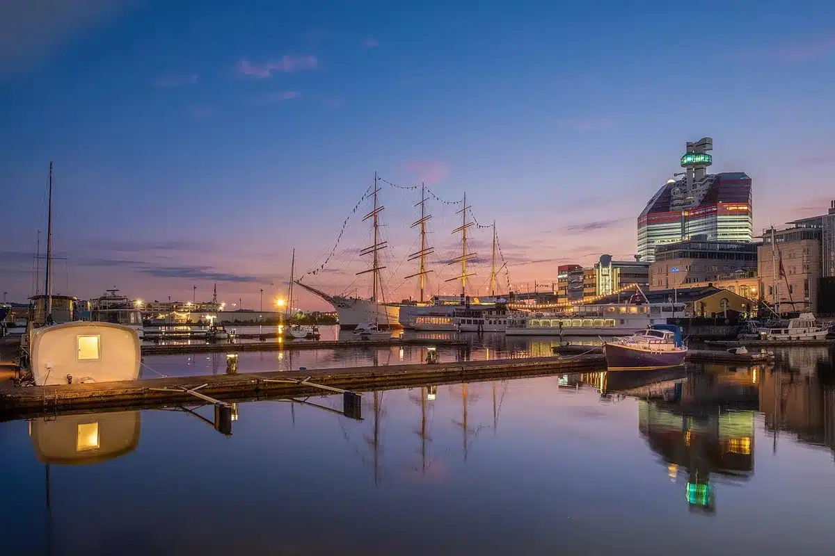 Port historique avec quais en granite et petites embarcations traditionnelles