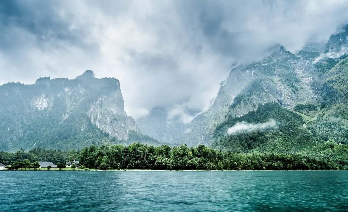 Panorama du lac et des massifs autour de Talloires-Montmin